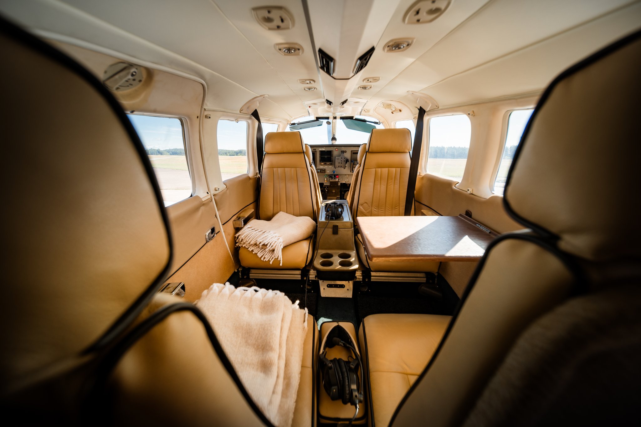 Piper PA-32R -pienlentokoneen matkustamo.